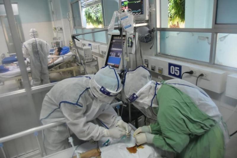 Các bác sĩ và nhân viên y tế tham gia chống dịch Covid-19