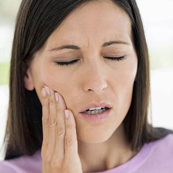 Cắn móng tay nhiều sẽ gây ra tình trạng tổn thương nướu răng