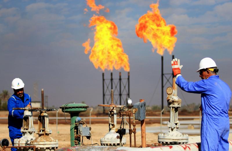 Công nhân làm việc tại một cơ sở khai thác dầu ở Basra, Iraq. (Ảnh: AFP)