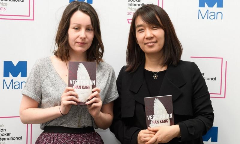 Tác giả Hàn Quốc Han Kang và dịch giả Deborah Smith
