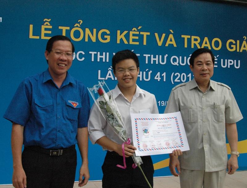 Nguyễn Đăng Quý Minh tại Lễ trao giải cuộc thi viết thư quốc tế UPU lần thứ 41