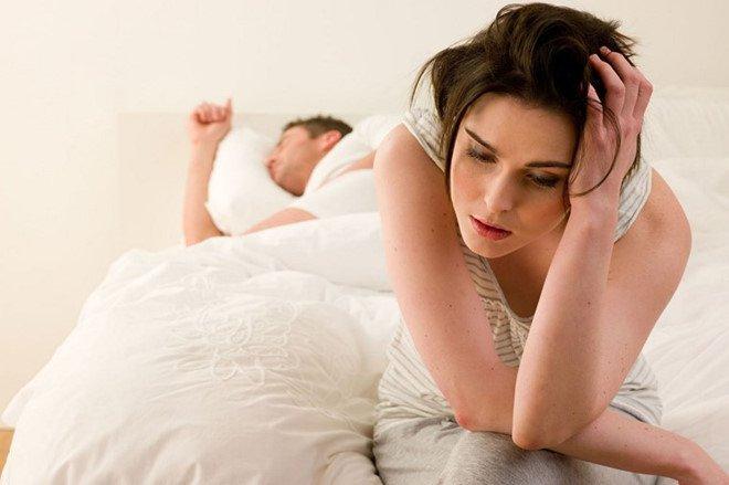Sự suy giảm estrogen và testosterone sau mãn kinh có thể dẫn đến tình trạng giảm ham muốn tình dục của người phụ nữ.