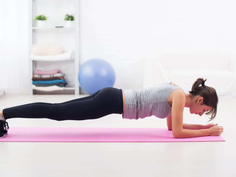 Bài tập plank đi sang bên giúp giảm mỡ vùng cánh tay