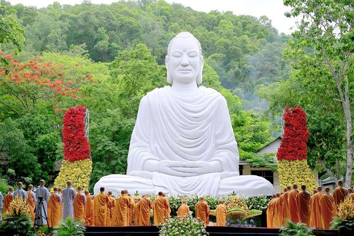 Cõi Ta Bà – Thế giới quan Phật giáo không phải chỉ có một thế giới ta đang ở, mà nó gồm cả ba nghìn đại thiên thế giới, trong phạm vi hóa độ của Phật Thích Ca Mâu Ni