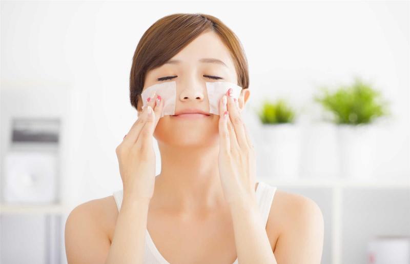 Giấy thấm dầu Acnes Oil Remover Paper được làm từ chất liệu giấy sẽ giúp bạn hút sạch tốt hơn lượng dầu nhờn trên da, giữ da mặt sạch thoáng,