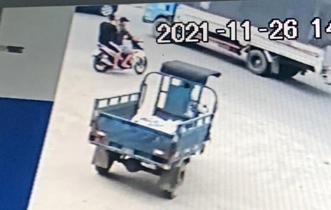 Camera an ninh ghi hình Duy ngồi sau xe bạn ở huyện Hóc Môn Ảnh: VNExpress)