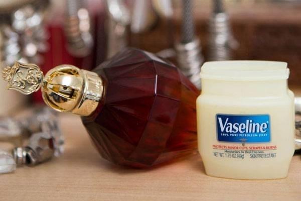 Bôi Vaseline trước khi xịt nước hoa sẽ lưu hương lâu hơn