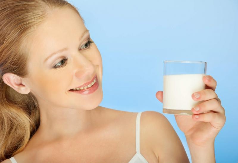 Một ly sữa tươi không đường trước khi đi ngủ sẽ giúp bạn ngủ ngon