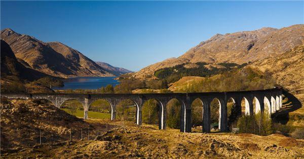 Cầu Glenfinnan Viaduct có 21 mái vòm ở Scotland