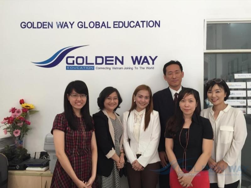 Đại diện trường Tohoku về thăm Goldenway education