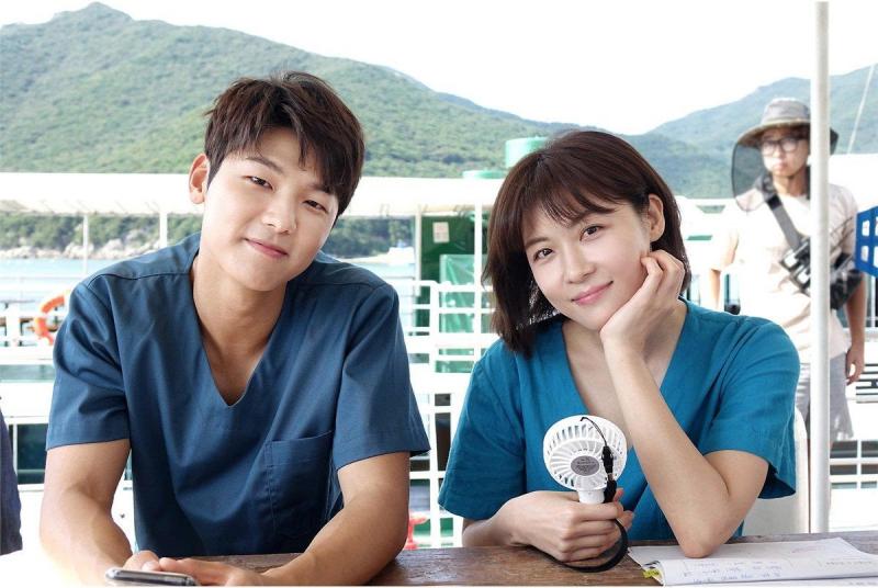 Ha Ji Won và Kang Min Hyuk trong phim Hospital Ship
