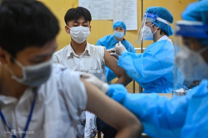 Học sinh trường THPT Quang Trung (quận Đống Đa) được tiêm vaccine phòng Covid-19 sáng 23/11 (Ảnh: VNExpress)