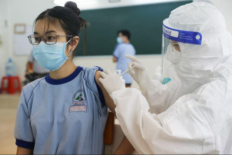 Học sinh trường THPT Lương Thế Vinh (Hà Nội) đang tiêm vaccine. (Ảnh: vnexpress)