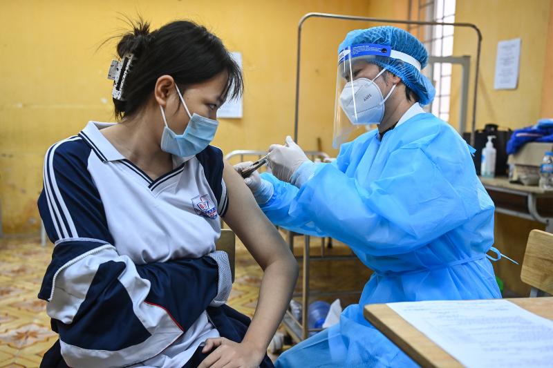 Các em học sinh lớp ở Hà Nội sẽ được tiêm vaccine - Ảnh: Internet