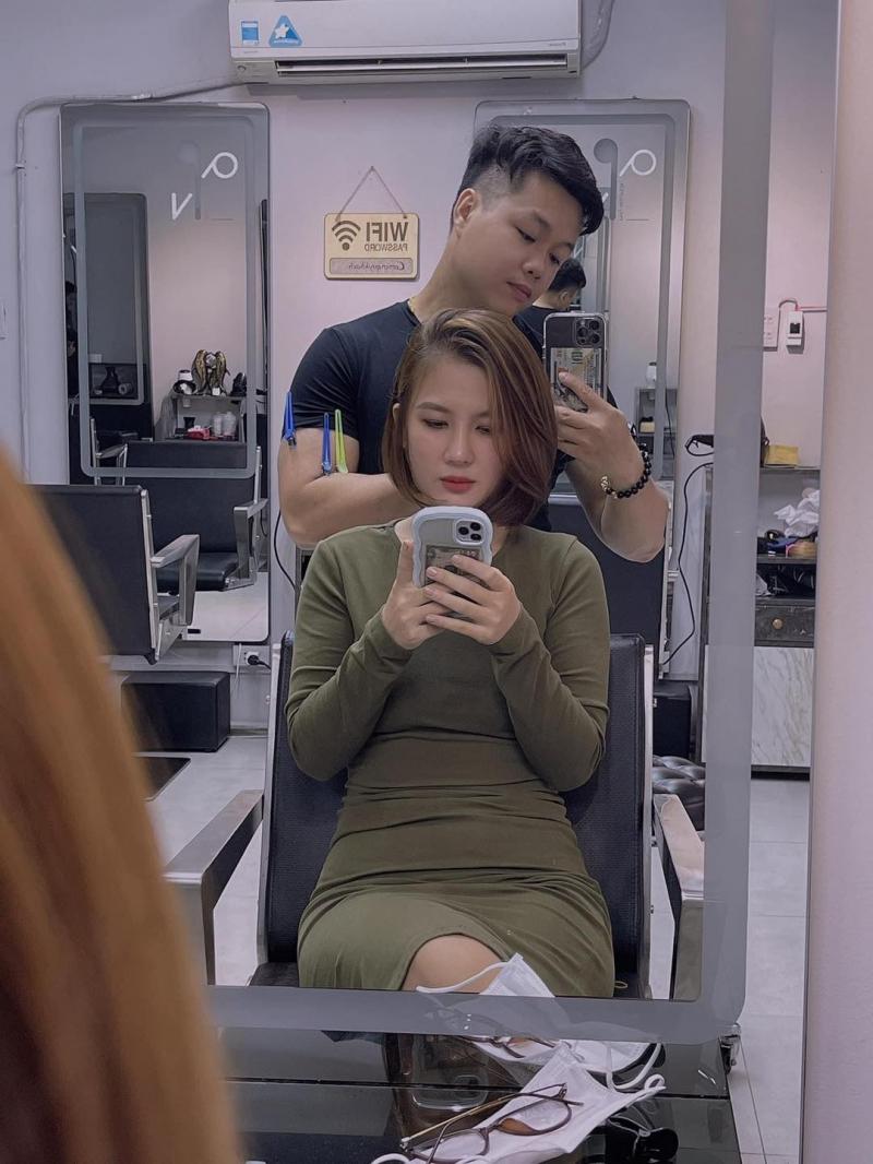 Hair salon Phú Nguyễn sẽ giúp bạn thay đổi ngoạn mục diện mạo của mình với dịch vụ làm tóc chuyên nghiệp