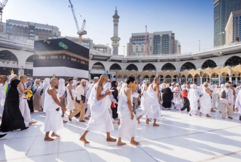 Người hành hương Hajj thực hiện việc đi bộ ngược chiều kim đồng hồ quanh Kaaba