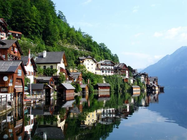 Ngôi làng nhỏ bé của Áo nằm nép mình giữa một hồ nước và dãy núi