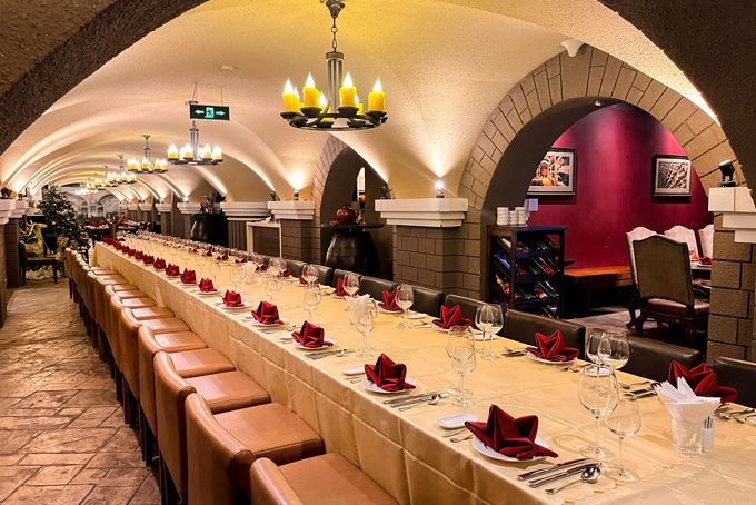 Sảnh chung của nhà hàng với công suất hơn 100 khách được thiết kế sang trọng, theo lối kiến trúc cổ điển