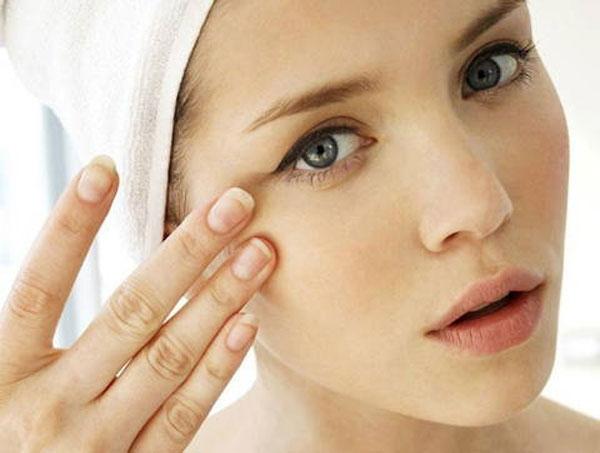 Nếu bạn sở hữu một làn da dầu, hãy hạn chế tối đa việc đưa tay hoặc bất cứ vật dụng nào tiếp xúc lên da mặt.
