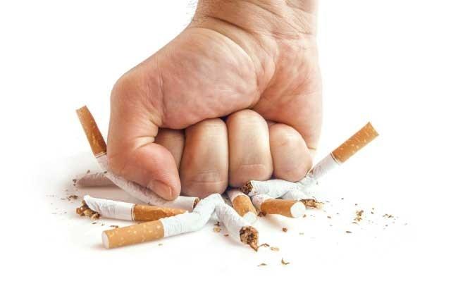 Những người thường xuyên hút thuốc lá khi về già sẽ đi lại rất khó khăn thậm chí là bại liệt do chứng loãng xương gây nên