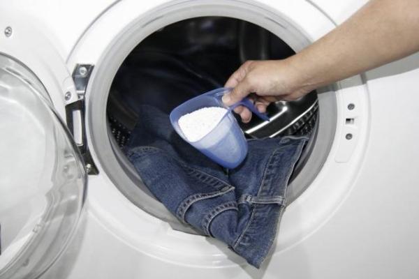 Hạn chế giặt quần jean bằng máy giặt