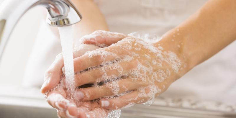 Luôn rửa tay sạch sẽ sau khi tiếp xúc với hóa chất