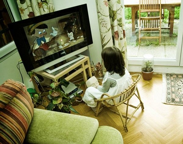 Cha mẹ Nhật hạn chế việc trẻ xem tivi