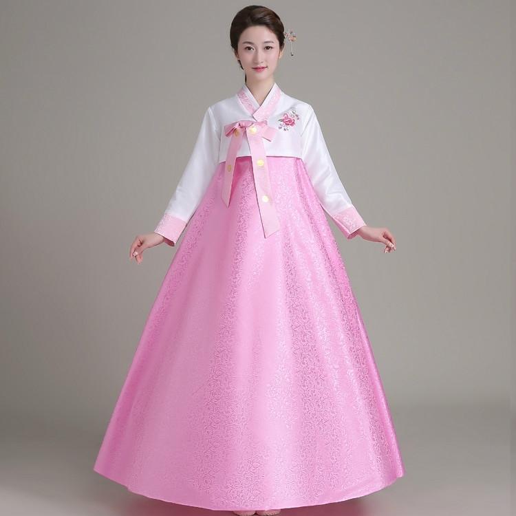 Cô gái Hàn Quốc khoác trên mình bộ Hanbok màu hồng trắng như 1 nàng công chúa Hàn Quốc