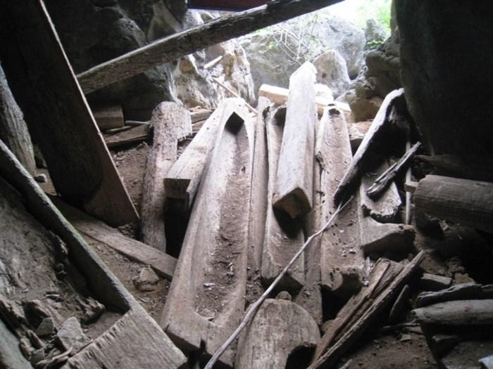 Các cỗ quan tài bằng gỗ trong hang