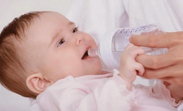 Theo các bác sĩ nhi khoa, nếu bé dưới 6 tháng tuổi và được cho bú mẹ hoàn toàn, bạn không nên cho bé uống nước, ngay cả khi trời nóng