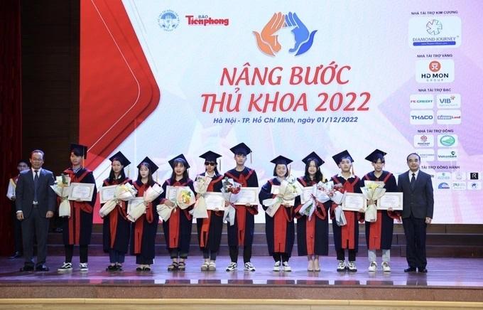 Ban Giám hiệu trao học bổng cho sinh viên thủ khoa năm 2022