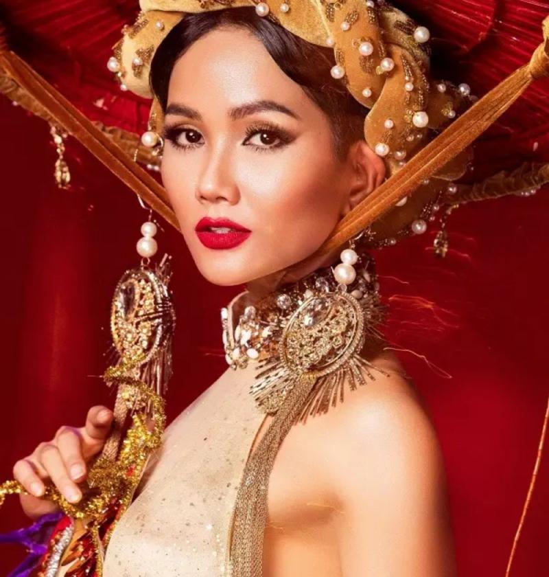 Sau cuộc thi Hoa hậu Hoàn vũ, H'Hen Niê trở thành một biểu tượng cho sự độc lập, sự tự tin và lòng yêu nước của phụ nữ Việt Nam