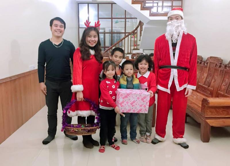 Một đêm tràn ngập hạnh phúc của ông già Noel gõ cửa tặng quà cho lũ trẻ ở Hà  Nội