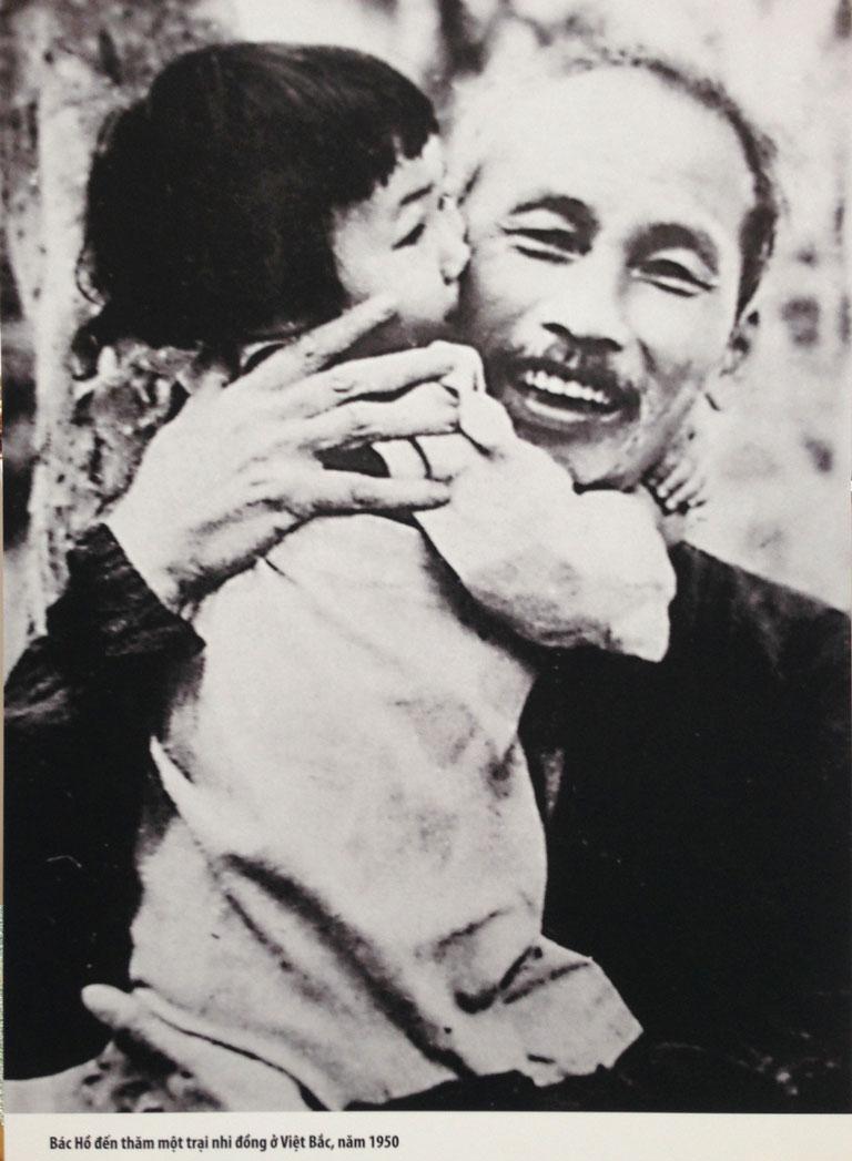 Hình ảnh Bác Hồ đến thăm một trại nhi đồng ở Việt Bắc, năm 1950
