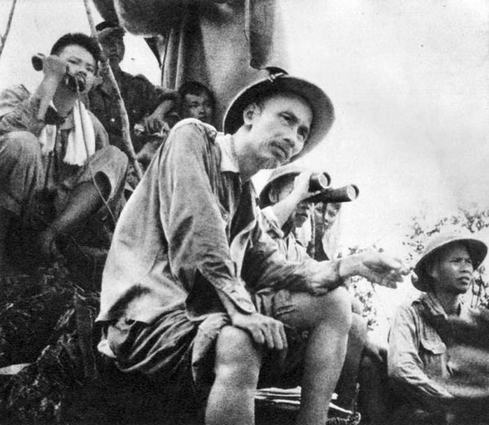 Là người sáng lập và lãnh đạo Quân đội Nhân dân Việt Nam, Hồ Chủ tịch đã theo dõi mặt trận suốt thời gian chiến dịch Biên giới năm 1950
