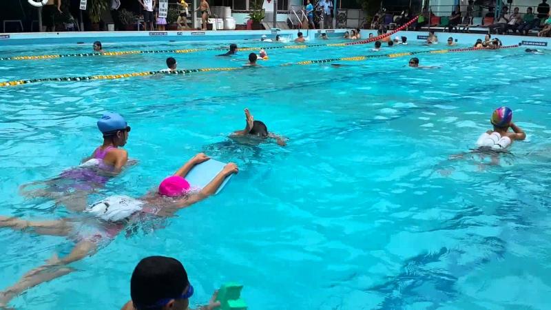 Lớp học bơi cơ bản tại bể bơi với kiểu bơi ếch phù hợp với trẻ em