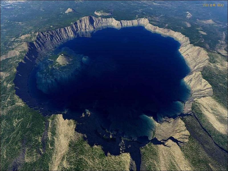 Vẻ đẹp kì bí của hồ núi lửa Crater