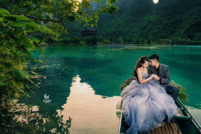 Xung quanh hồ nước là những đồi cây xanh soi bóng, tạo không gian lãng mạn