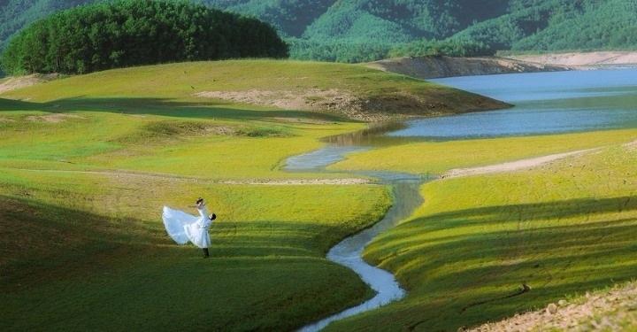 Hồ Hòa Trung thơ mộng cho các bộ ảnh cưới
