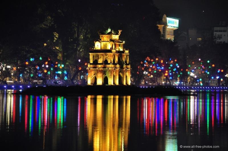 Hồ Gươm lung linh huyền ảo là biểu tượng nghìn năm văn hiến thủ đô Hà Nội.