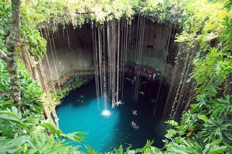 Hồ nước ngầm gần Macan Che trên bán đảo Yucatan, Mexico, là một trong nhiều địa điểm thiêng liêng, quà tặng từ thánh thần giành cho người Mây cổ.