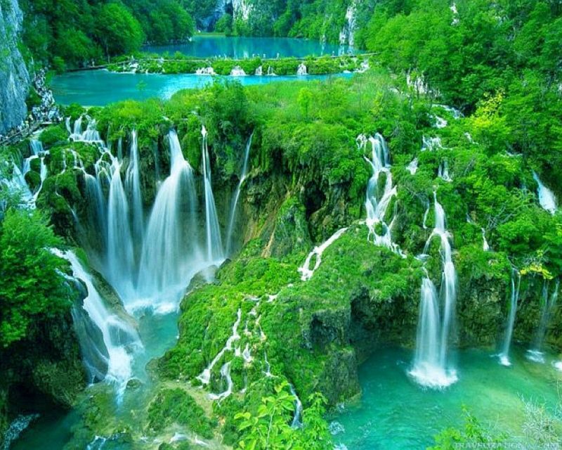 Plitvice là chuỗi hồ nằm trên dãy núi đá vôi ở Croatia gồm 16 hồ trong núi hình thành nhờ một hiện tượng kỳ lạ.