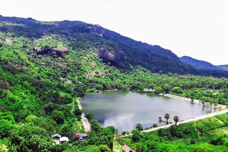 Toàn cảnh hồ Soài So với làn nước trong xanh giữa xung quanh núi đá cây cối bao phũ