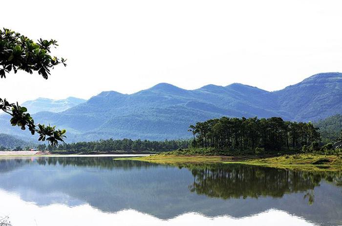 Hồ Khe Thờ in bóng núi