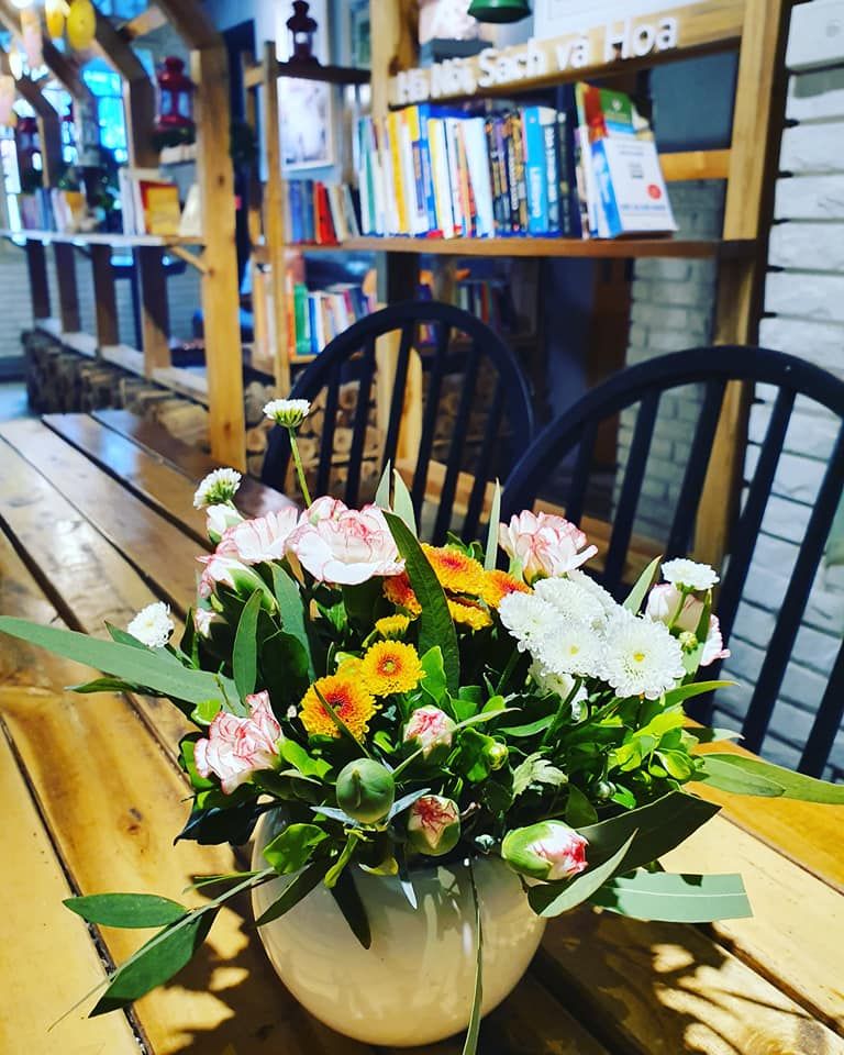 Hoa 10 Giờ Floral & Book Café
