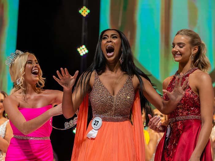 Biểu cảm vui mừng của Breanna Myles khi đăng quang Miss Florida Teen USA 2021.