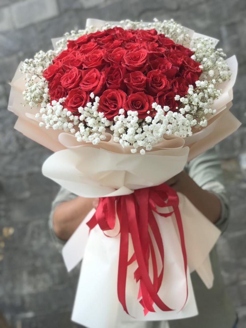 Một bó hoa hồng đỏ tặng bạn gái nhân ngày 20/10 sẽ thay lời chàng muốn nói “Anh yêu em”