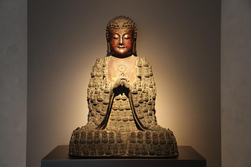 Một tấm gấm của Đức Phật, với thân hình được tạo thành từ vô số hóa thân của các vị bồ tát thể hiện tinh thần của kinh
