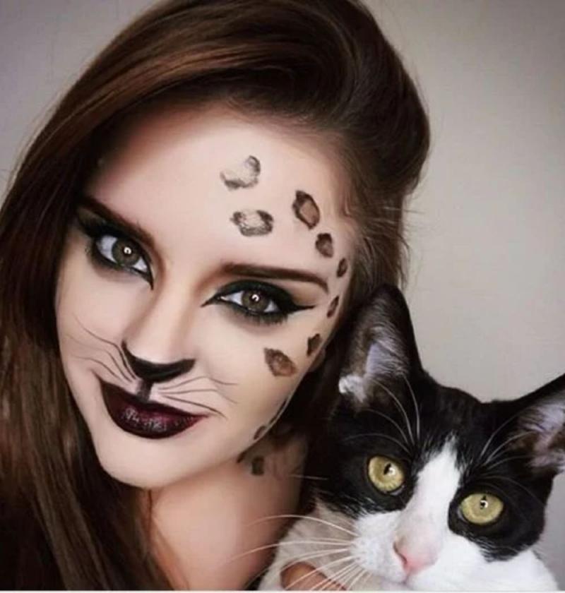 Hóa trang thành mèo Halloween