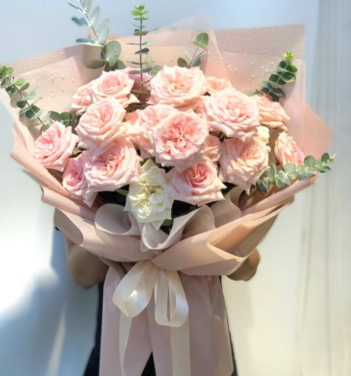 Hoa cùng tấm thiệp xinh xắn sẽ là một món quà ngọt ngào để tặng vợ